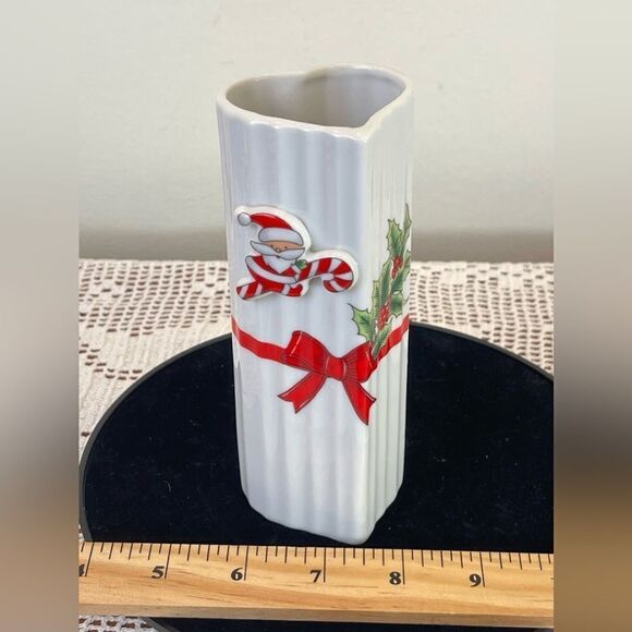 Vintage heart shaped Christmas vase || JAPAN | flying Santa on a candy cane vase - Picture 1 of 11